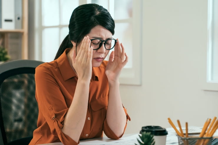  Femme frustrée au travail